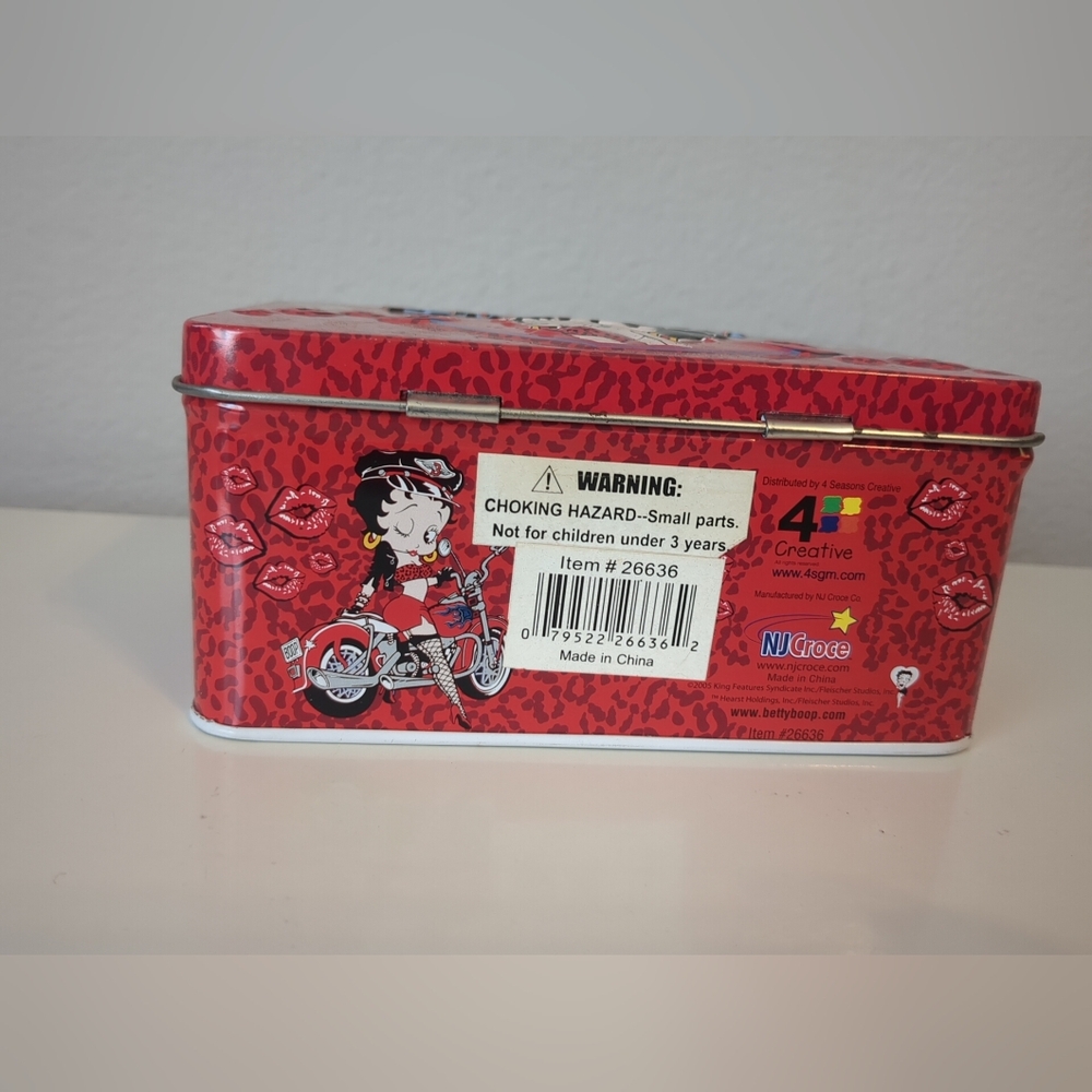 Betty Boop 2005 Small Tin Box + 17 Betty Boop Magnets - Picture 6 of 10